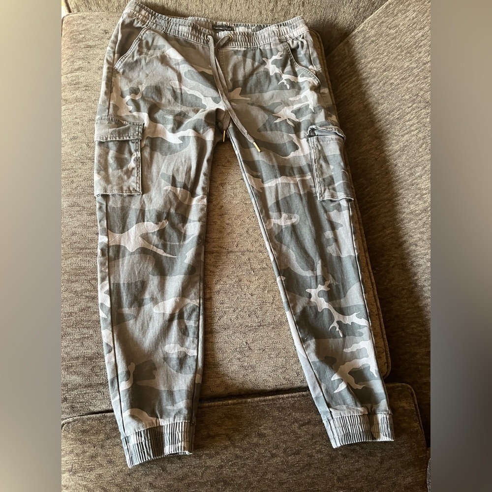 Very slightly used Bluenotes XLG women’s cargo camouflage jeans